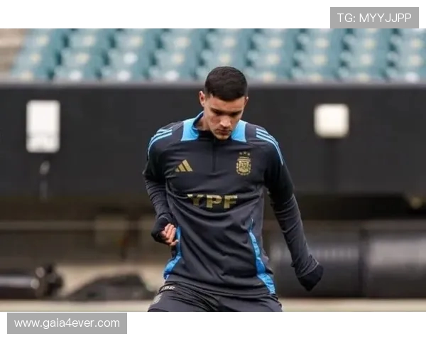 热那亚战平莱切 巴伦廷卡尔博尼错失绝佳机会错失三分