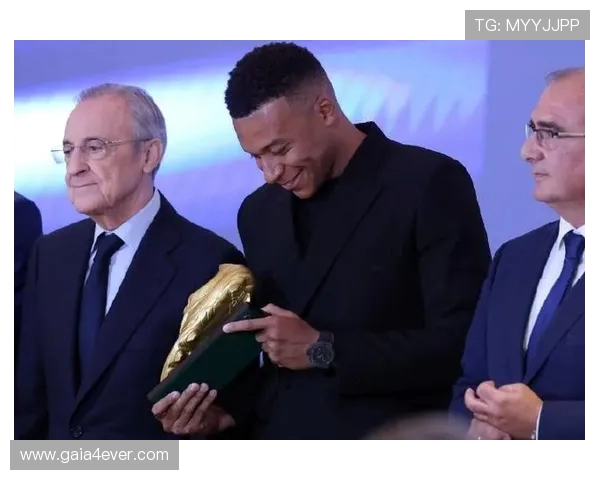 姆巴佩荣获欧洲金靴奖 皇马全体球员齐聚庆祝合影留念